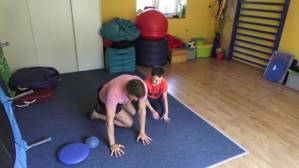 Ćwiczenie stymulujące układ proprioceptywny. Ćwiczenia wzmacniające mięśnie posturalne w niskich pozycjach
