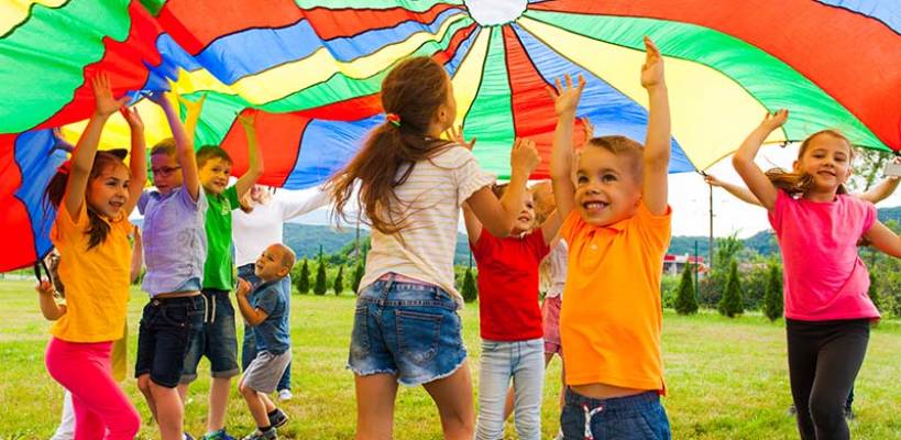 Sensoryczny Dzień Dziecka – wykorzystanie aktywności plastycznych i ruchowych do urozmaicenia obchodów Dnia Dziecka